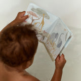 Libro para el baño Safari Friends, niño jugando en el baño