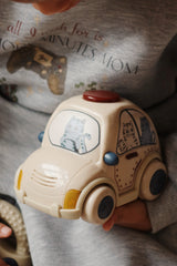 Coche de policía radiocontrol, niño jugando