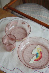 Vajilla infantil Sparkly Rainbow, en la mesa